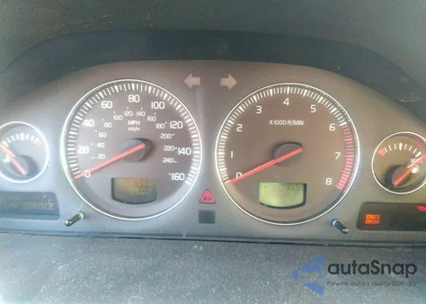 2002 Volvo V70 Xc z USA, uszkodzony, nr VIN YV1SZ58D021058426